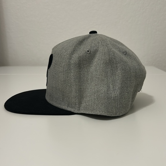 Mickey Mouse Gray Men’s Baseball Cap - Picture 2 of 7